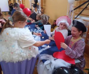 Stanowisko wróżb, przy którym uczniowie losują serduszka i biorą udział w zabawach andrzejkowych.