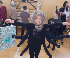 Uczeń w przebraniu pająka prezentujący swój kostium.