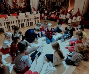 Przedszkolaki bawiące się na macie interaktywnej podczas zajęć ruchowych.