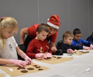 uczniowie wykrawają pierniki