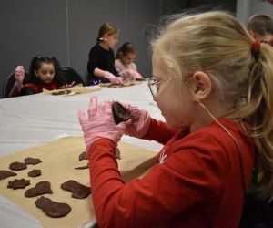 uczennica wykrawa pierniki