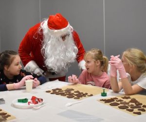Mikołaj rozmawia z dziećmi