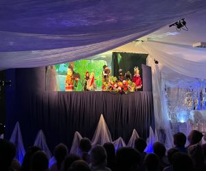 uczniowie oglądają spektakl