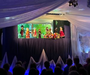 uczniowie oglądają spektakl