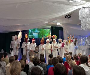 aktorzy z kukiełkami