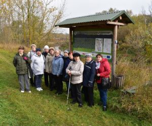 Czumów. Grupa ludzi przy tablicy turystycznej nad Bugiem.