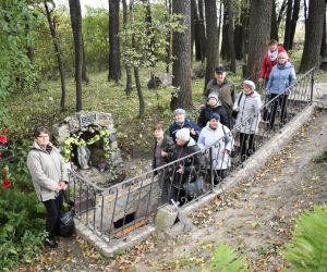 Kryłów -Kolonia. Grupa ludzi przy źródełku