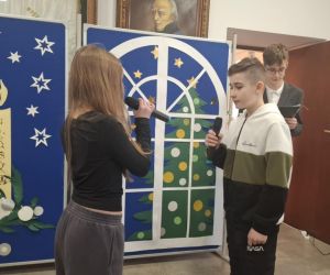 Dwoje uczniów odgrywa scenkę dramową