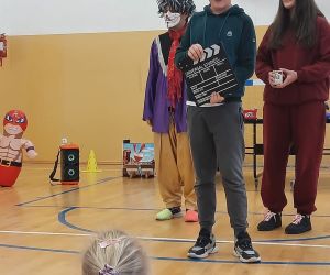 Uczeń z klapsem reżyserskim w rękach