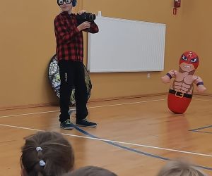 Uczeń przebrany za kamerzystę