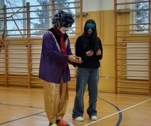 Klaun uczy dziewczynkę żonglować