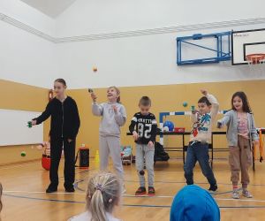 Uczniowie próbują żonglowania