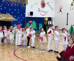 przedszkolaki podczas części artystycznej