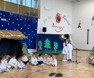 uczniowie podczas części artystycznej