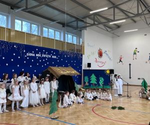 uczniowie podczas części artystycznej