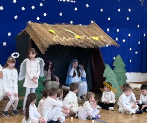 uczniowie podczas części artystycznej, w tle żłóbek