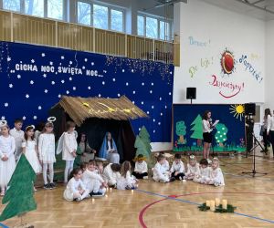 uczniowie podczas części artystycznej