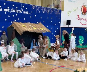 uczniowie podczas części artystycznej