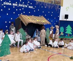 uczniowie podczas części artystycznej