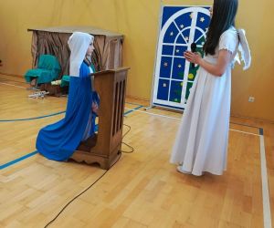 Anioł przychodzi do modlącej się Maryi