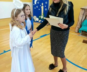 Pani Dyrektor składa gratulacje uczennicy klasy czwartej