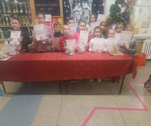 Nagrodzeni uczniowie na wspólnym zdjęciu