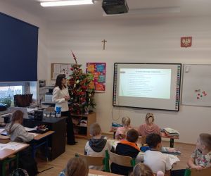 pani dietetyk opowiada dzieciom o zdrowym odżywianiu