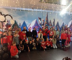 uczestnicy wycieczki na wspólnym zdjęciu