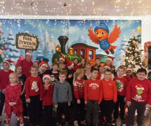 uczestnicy wycieczki na wspólnym zdjęciu