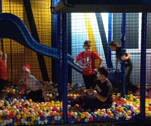 zabawy w basenie z piłeczkami