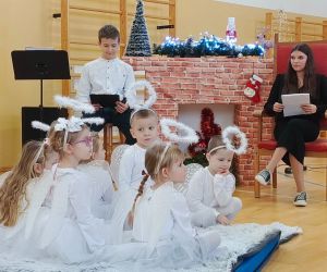 Uczniowie - narratorzy czytają scenariusz