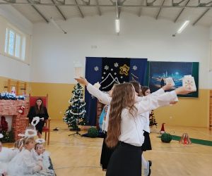  Uczennice w tańcu z lampionami