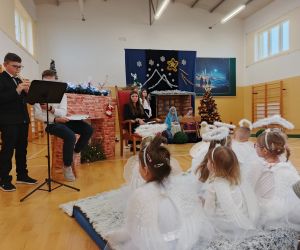 Uczeń gra na flecie