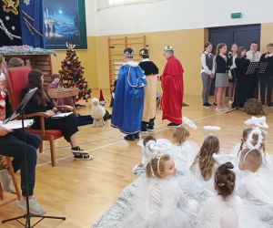 Trzej królowie przy szopce