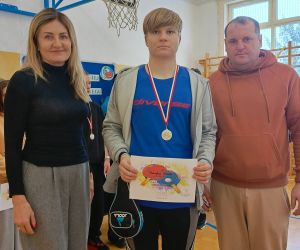 Pani dyrektor, nauczyciel wychowania fizycznego i uczeń klasy ósmej z dyplomem pamiątkowym i medalem