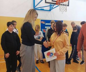 Pani dyrektor składa gratulacje uczennicy klasy siódmej