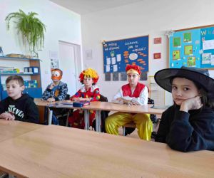 Uczniowie klasy trzeciej w przebraniach słuchają baśni