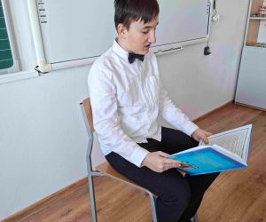 Uczeń klasy siódmej czyta baśń młodszym uczniom