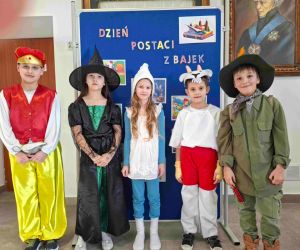 Pięcioro uczniów z klas pierwszej, drugiej i trzeciej w kolorowych przebraniach