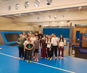 Uczniowie w sali trampolin