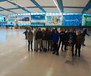 Uczniowie na lodowisku