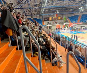 Uczniowie oglądają mecz koszykówki