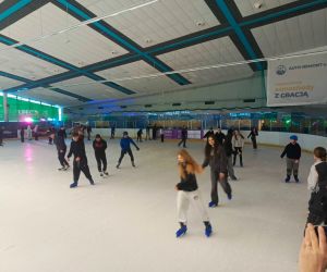 Uczniowie na lodowisku