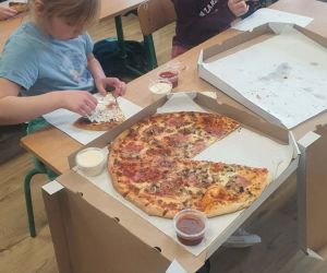 uczniowie podczas poczęstunku