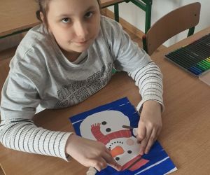 Dziewczynka wykonuje prace w projekcie