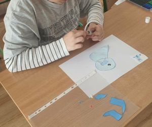 Dziewczynka wykonuje prace w projekcie