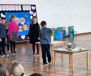 uczniowie klas 1-3 podczas części artystycznej