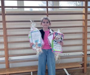 uczennica z prezentem dla babci i dziadka