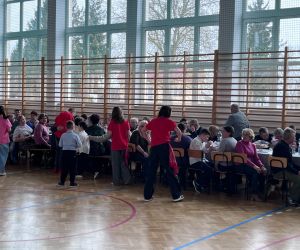 uczniowie składają życzenia dziadkom