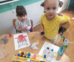 Dziewczynka otwiera farbę